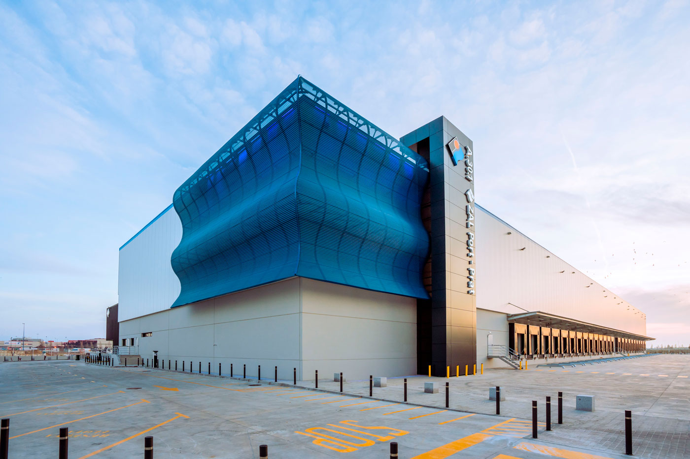You are currently viewing Maersk opens its logistics center for South Western Europe at the ZAL Port